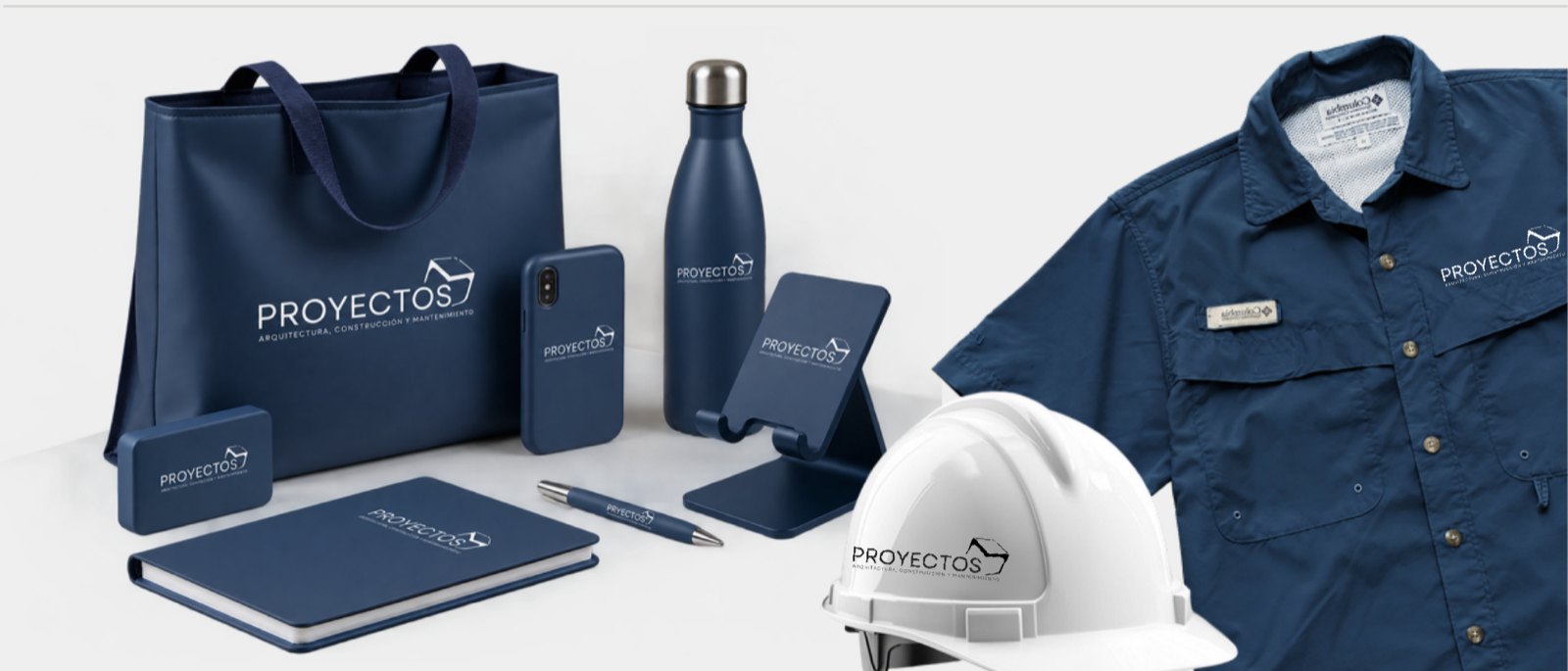Aplicaciones de marca: tote, funda, termo, libreta, pluma, porta-celular, camisa de trabajo y casco, todos en navy con el logotipo en blanco